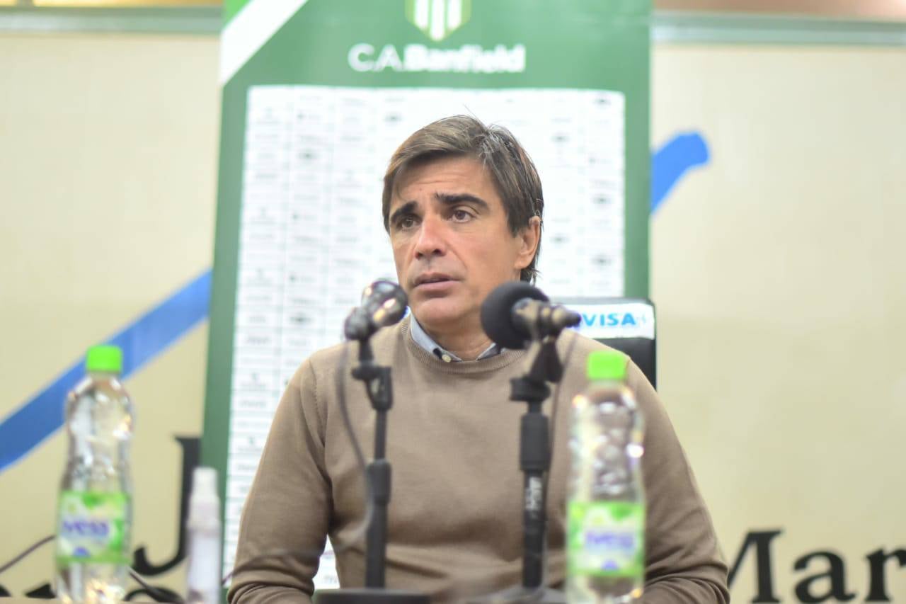 Javier Sanguinetti dejó su cargo como director técnico de Banfield en octubre de 2021. Vuelve un año después (La Voz).