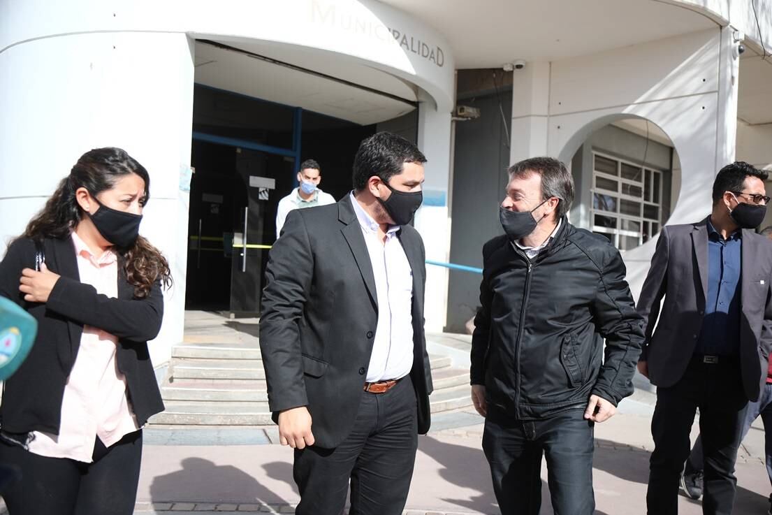 El intendente Juan Manuel Ojeda con el minsitro Lisandro Nieri en la explanada del palacio comunal en Malargüe. 