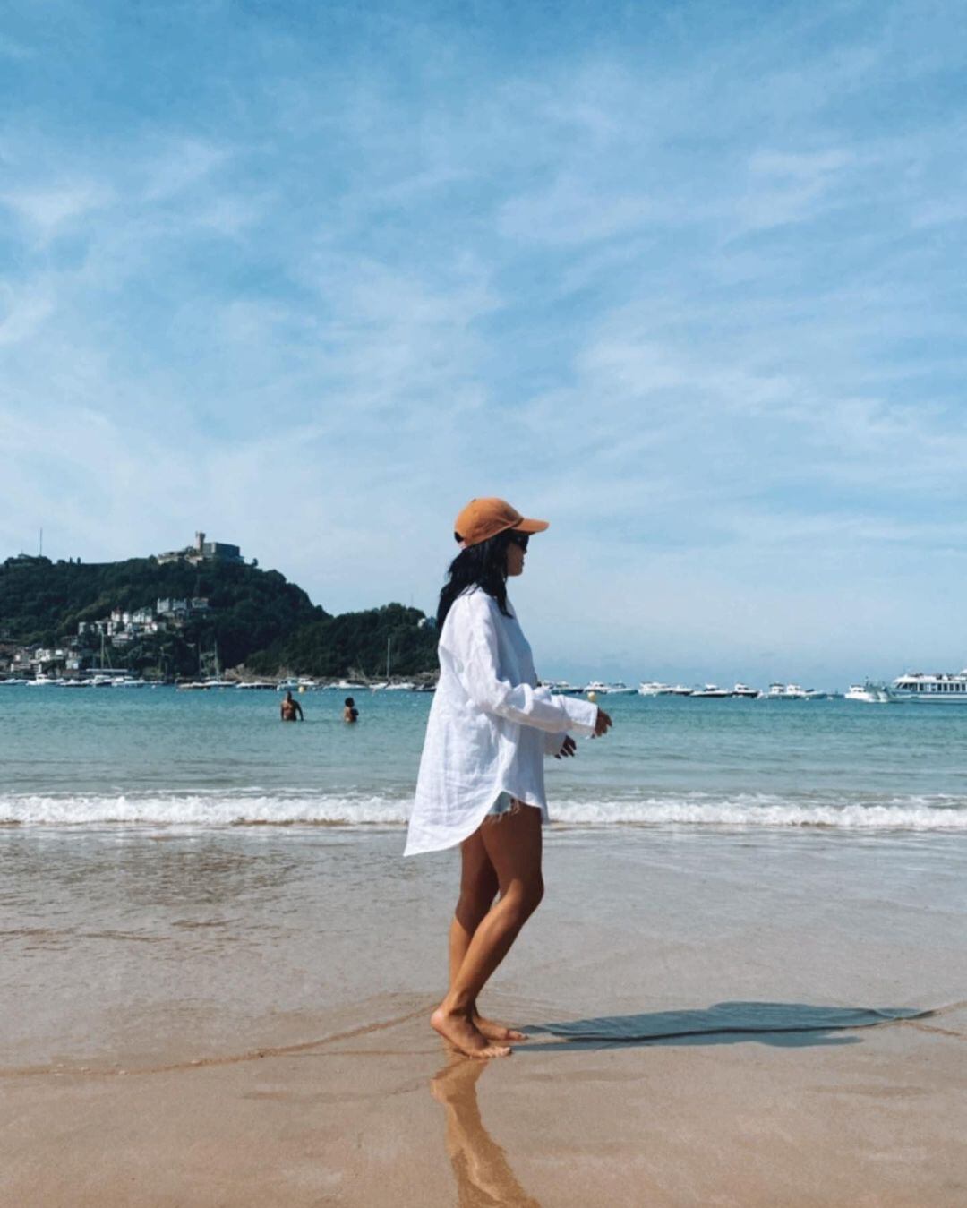 Lali Espósito se sumó a la tendencia de la maxi camisa en su paso por las playas de San Sebastián