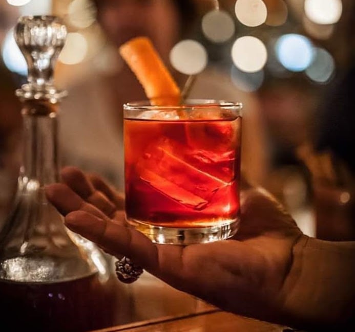 ¿Los rasgos distintivos del "Negroni Vendaval" creado por Juan Roda? La intensidad y las especias, que se mixturan con sabores amargos y dulces.