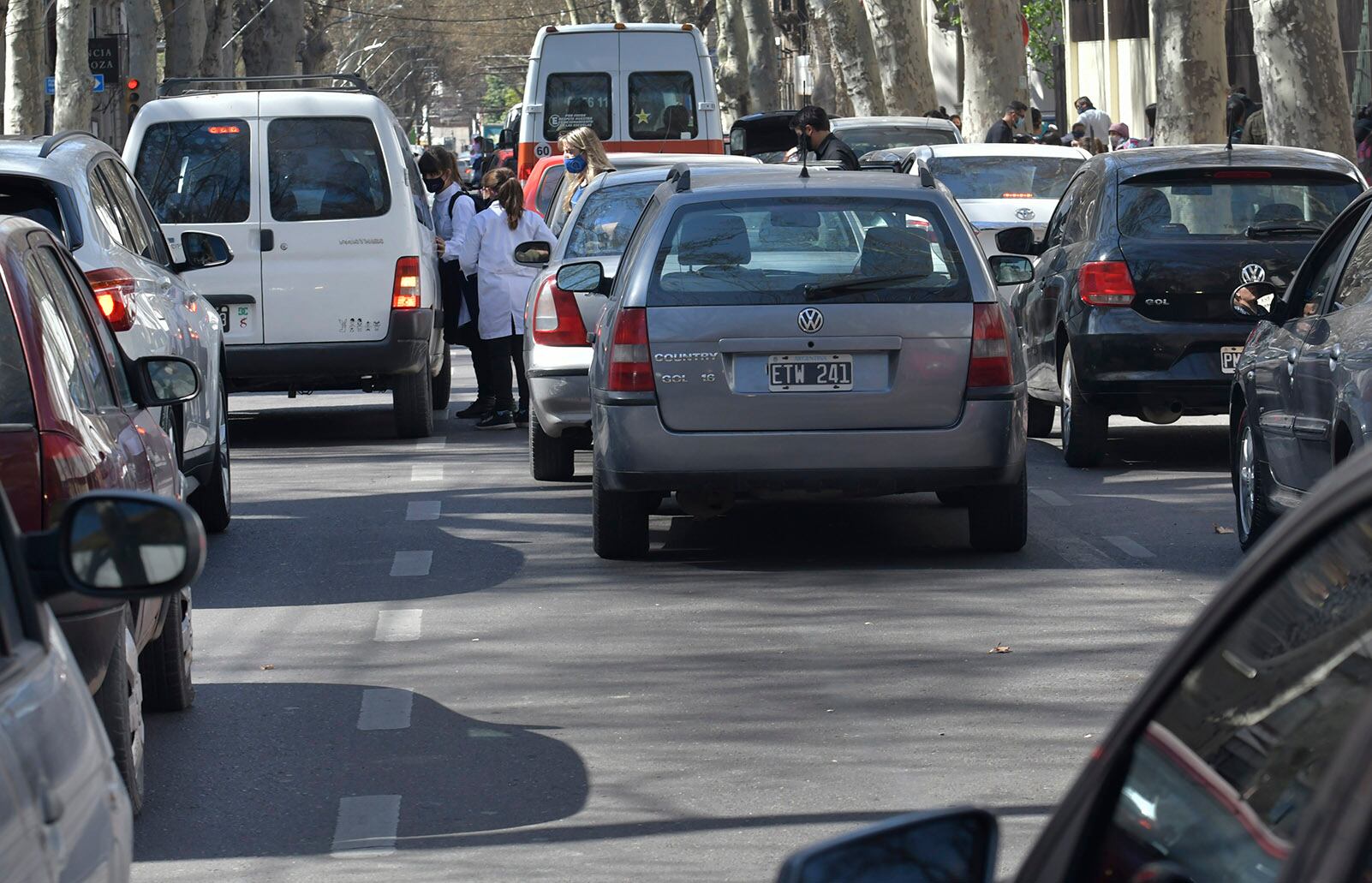 Trastornos y caos vehicular a la salida y entrada de colegios.
Continúan los autos estacionados en doble y triple fila, a la hora de retirar o dejar a los alumnos en el horario de las escuelas.
En las foto, la cuadra de Gutiérrez, sobre la Escuela Patricias Mendocinas to: Orlando Pelichotti