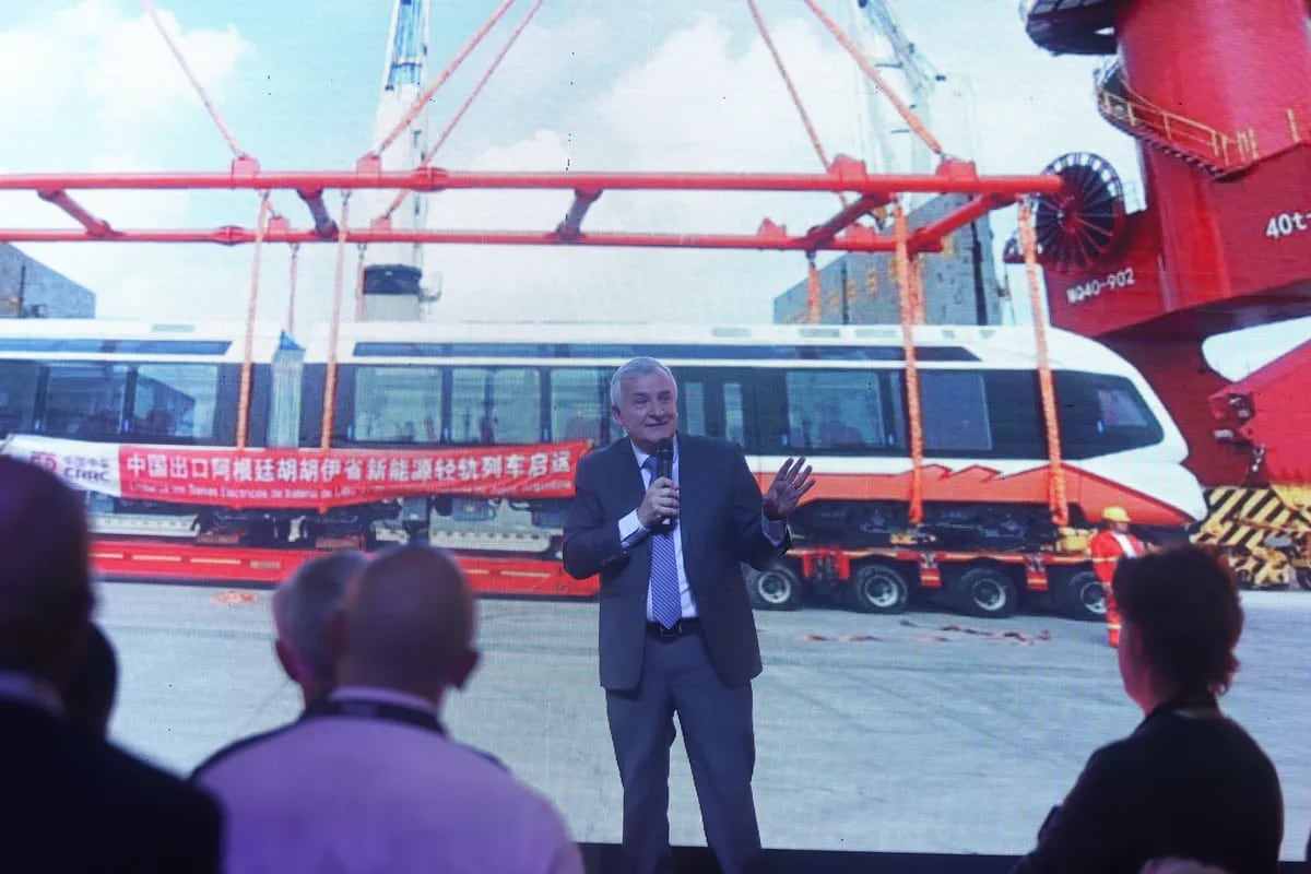 El gobernador Gerardo Morales con una imagen a sus espaldas del Tren Turístico Solar, embarcando en China rumbo a la Argentina. El equipo ya llegó al país y será recibido oficialmente la semana próxima.