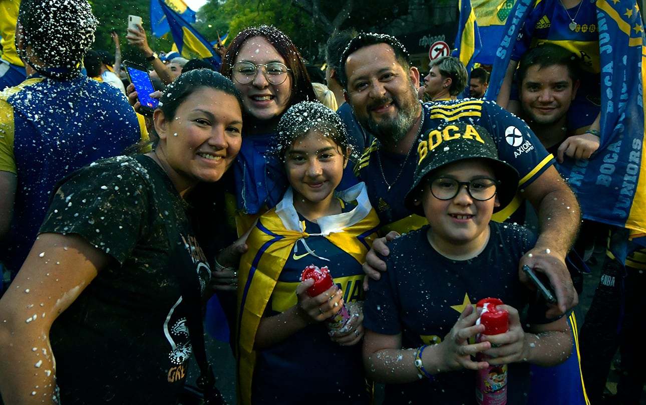 El Club Atlético Boca Juniors volvió a consagrarse campeón al empatar con Independiente de Avellaneda y sumó su estrella 73 y así se quedó con la Liga Profesional
Festejos en el Kilómetro Cero de Mendoza
Foto: Orlando Pelichotti