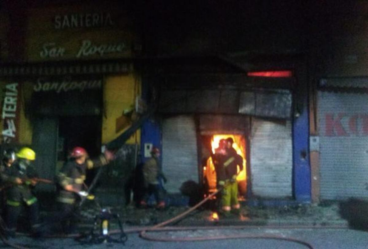 Incendio: perdidas totales en dos locales comerciales de El Bajo