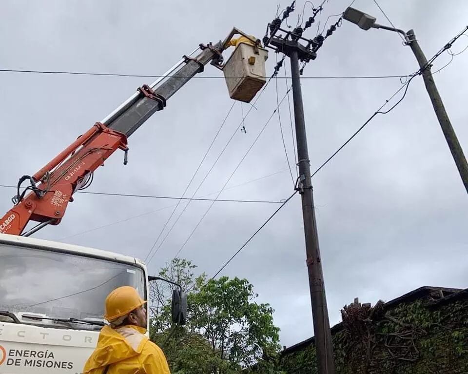 Tras un acto vandálico, varios barrios de Puerto Iguazú se hallan sin energía.