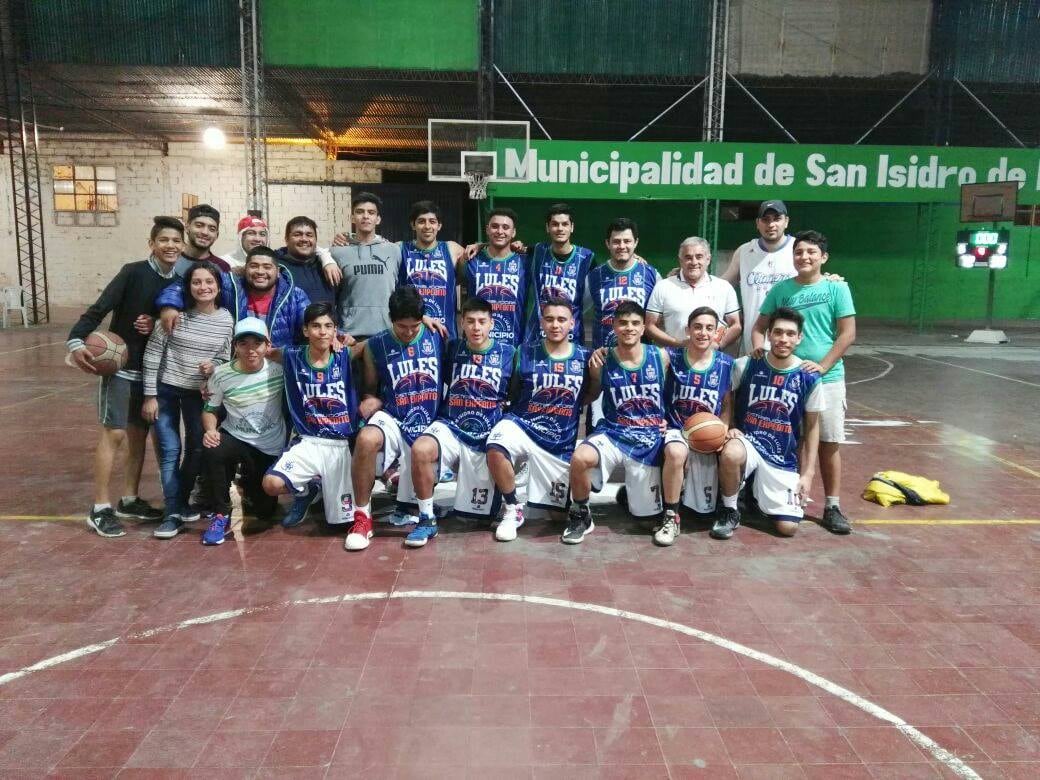 Junto a su equipo de básquet de Almirante Brown.