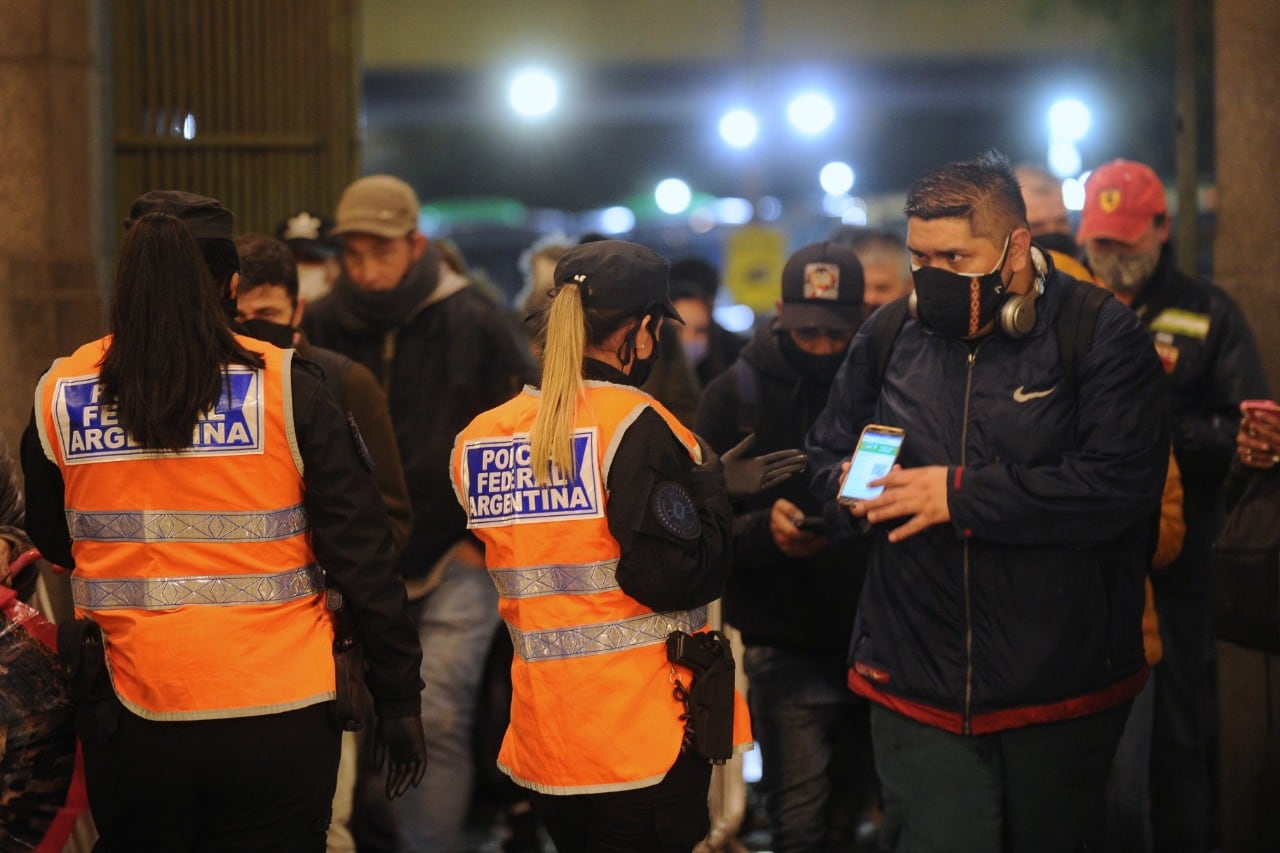 Controles en Constitución con código QR. (Foto: Clarín)