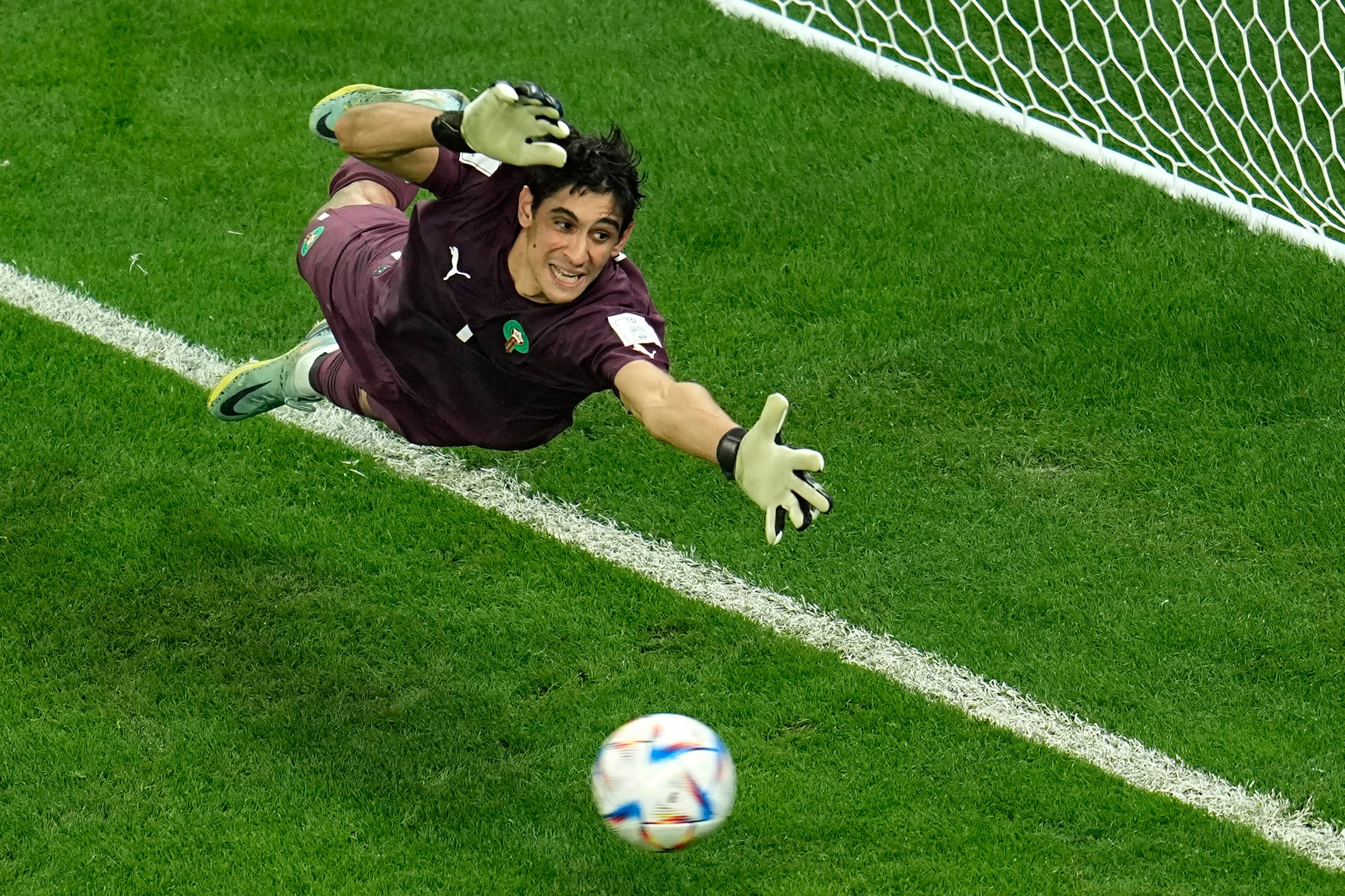 El arquero marroquí Yassine Bounou ataja un penal ante España durante una tanda desde los 12 pasos en el partido por los octavos de final del Mundial, en Rayán, Qatar, el martes 6 de diciembre de 2022. (AP Foto/Abbie Parr)