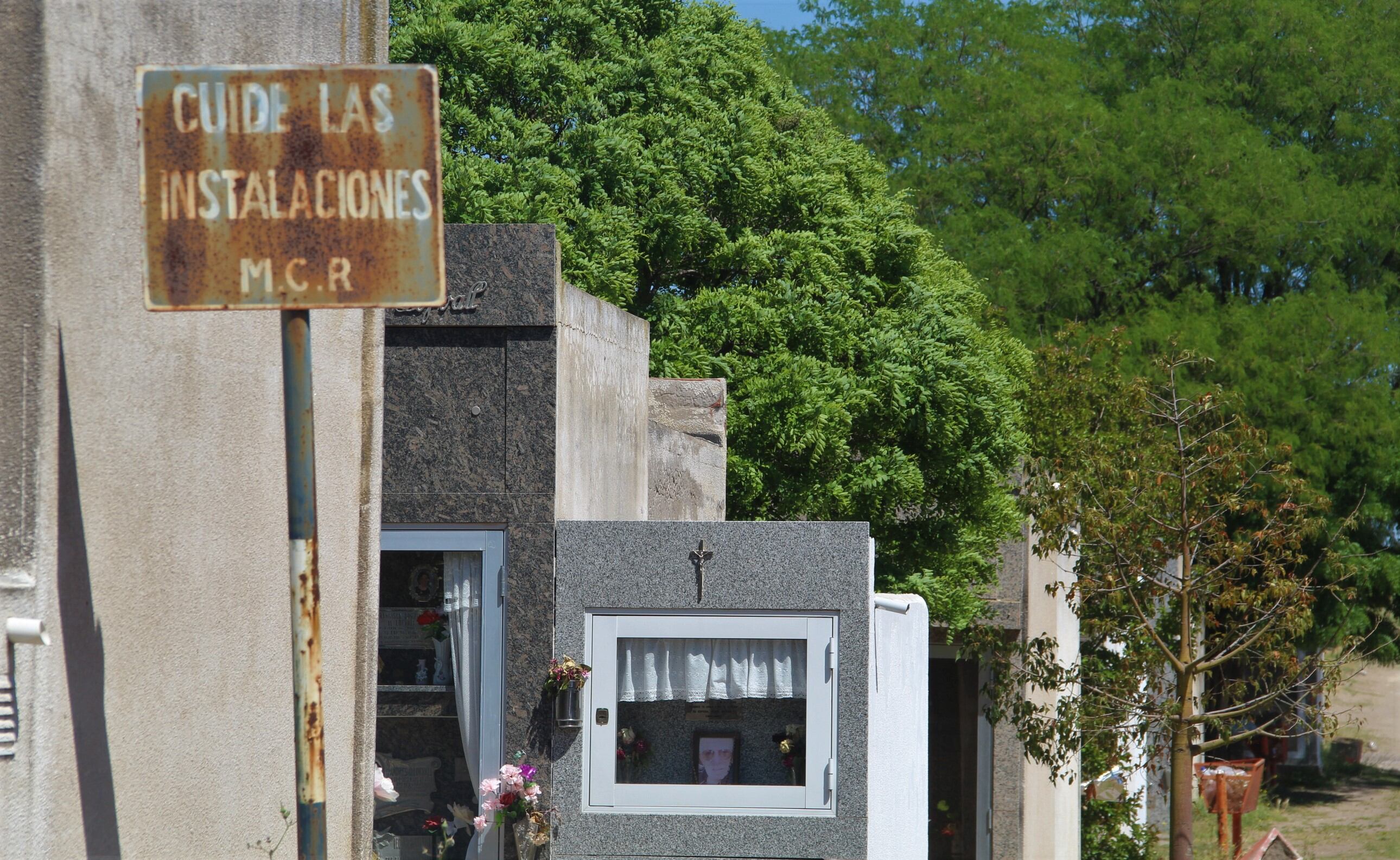 Un cartel descuidado en la entrada por calle Roca anticipa el estado en el que se encuentra el cementerio local.