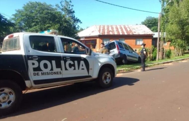 Jardín América: ebrio, manejaba un automóvil prestado y despistó contra el alambrado de una escuela.