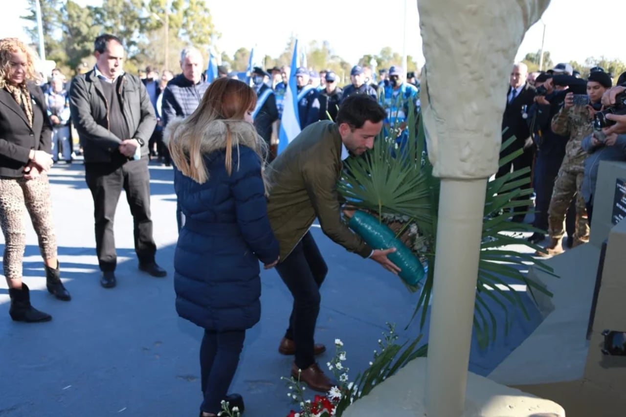 Los presentes colocaron ofrendas florales en memoria del soldado Bordón y de los caídos en combate.