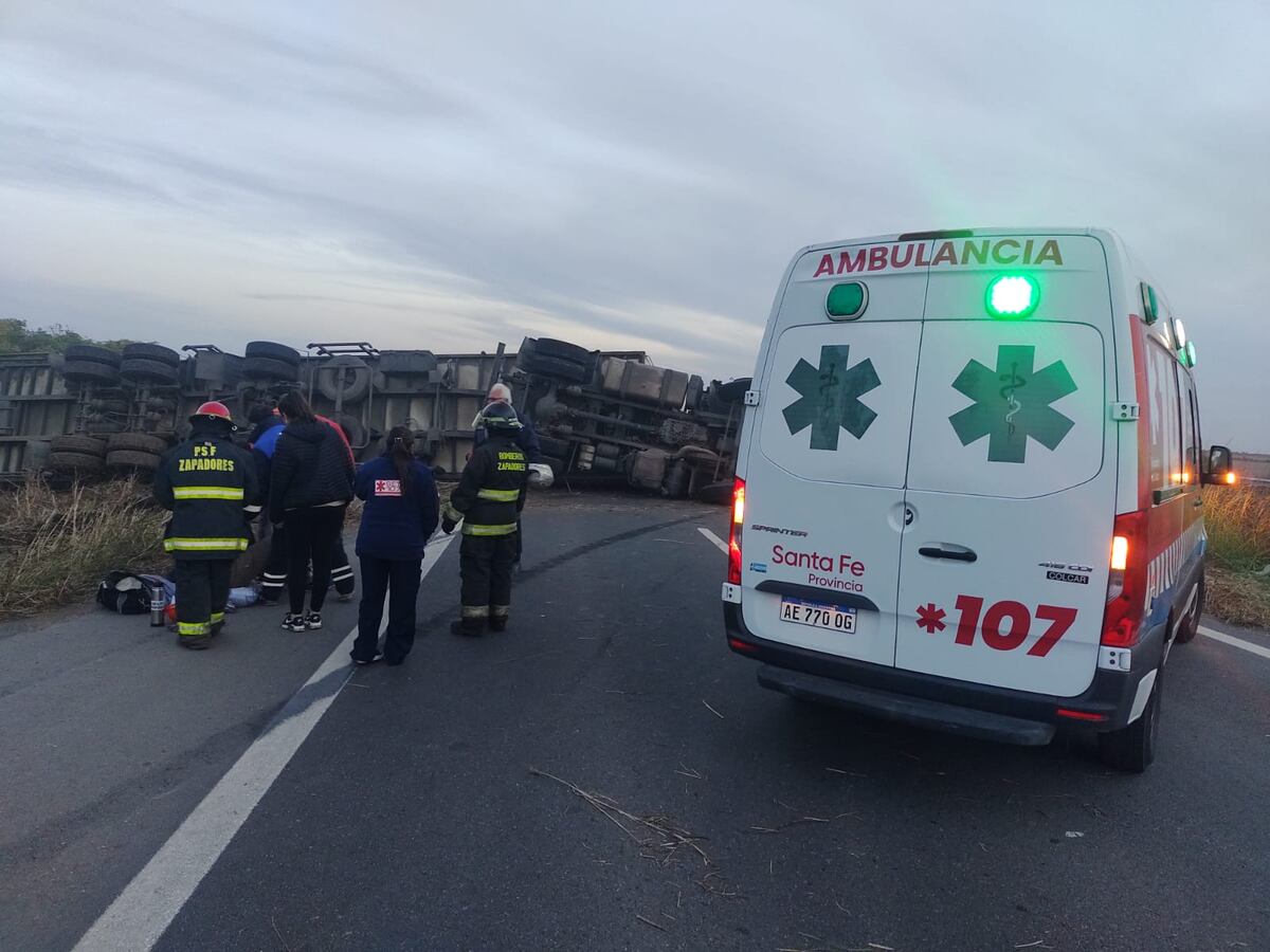 Volcó un camión en la 34 y cortó el tránsito en la Variante