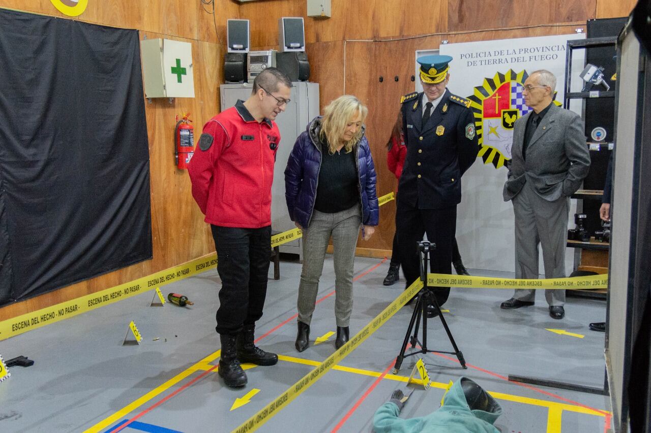 La Ministra de Gobierno, Justicia y Derechos Humanos, Adriana Chapperón, recorrió la muestra.