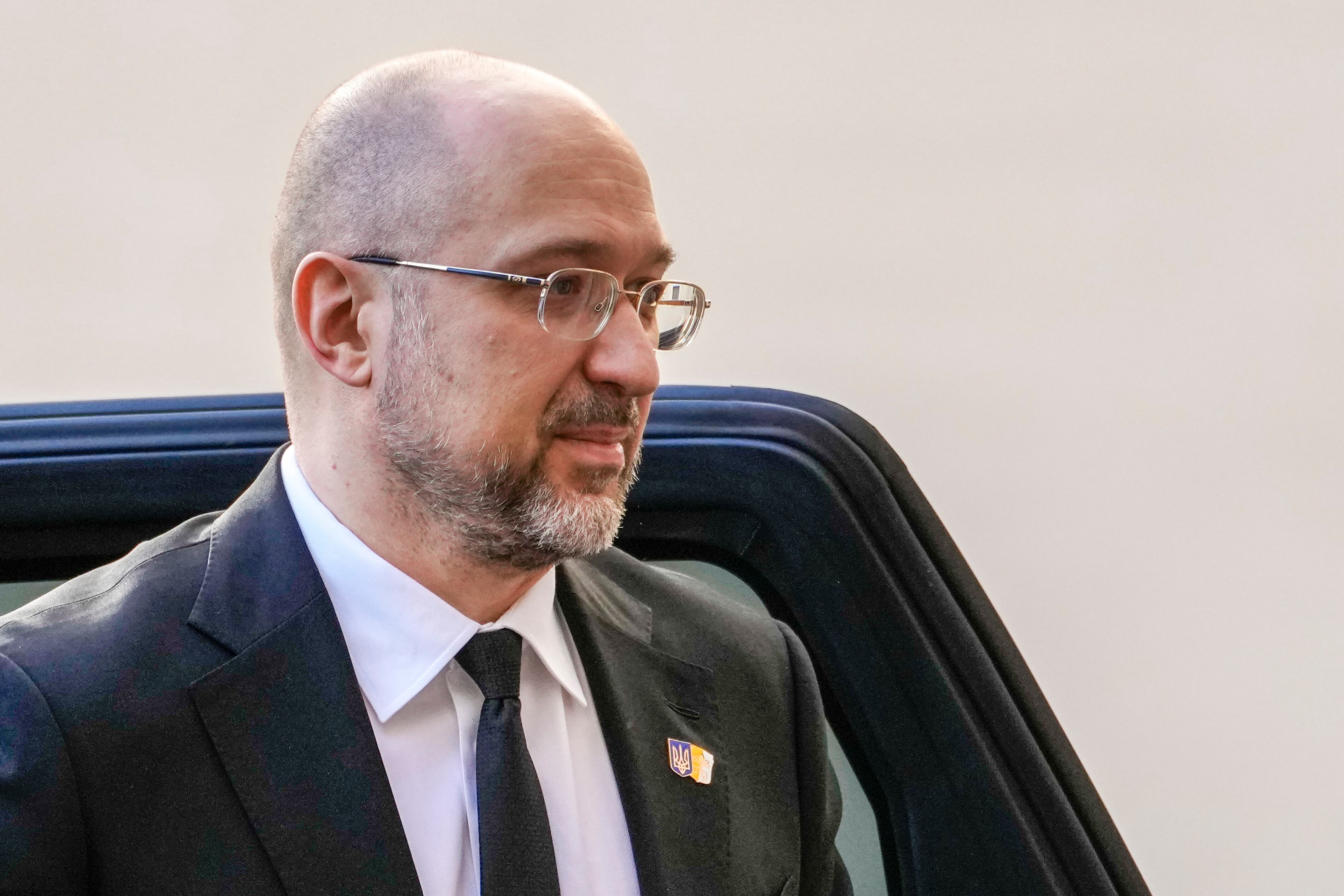 El primer ministro de Ucrania, Denys Shmyhal, llega al Vaticano para una audiencia con el papa Francisco, el jueves 27 de abril de 2023. (AP Foto/Andrew Medichini)