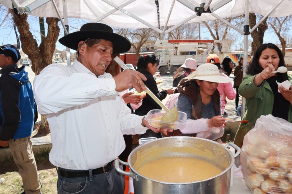 Para compartir con los presentes al finalizar la ceremonia, personal de distintas áreas de la Municipalidad quiaqueña preparó comidas regionales como la calapurca y el guiso de maíz pelado.