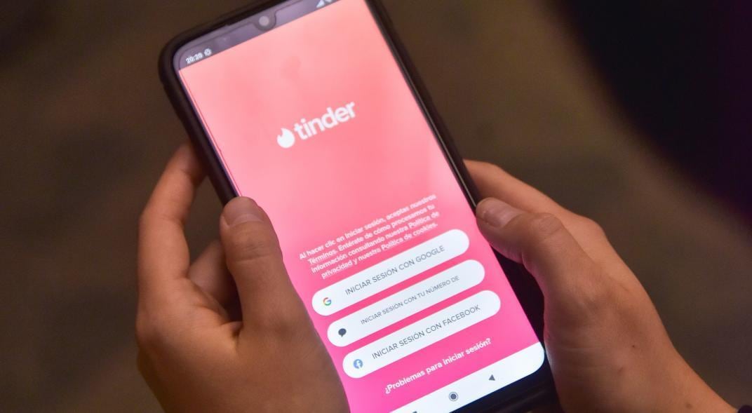 La aplicación de Tinder permite a los usuarios ver el perfil y las fotos de las otras personas, y en caso de estar interesadas mutuamente, logran hacer "match" y pueden citarse.