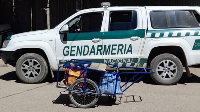 El sencillo carro en el que los detenidos llevaban el cargamento de 32 kilos de cocaína, en cercanía del límite con Bolivia.