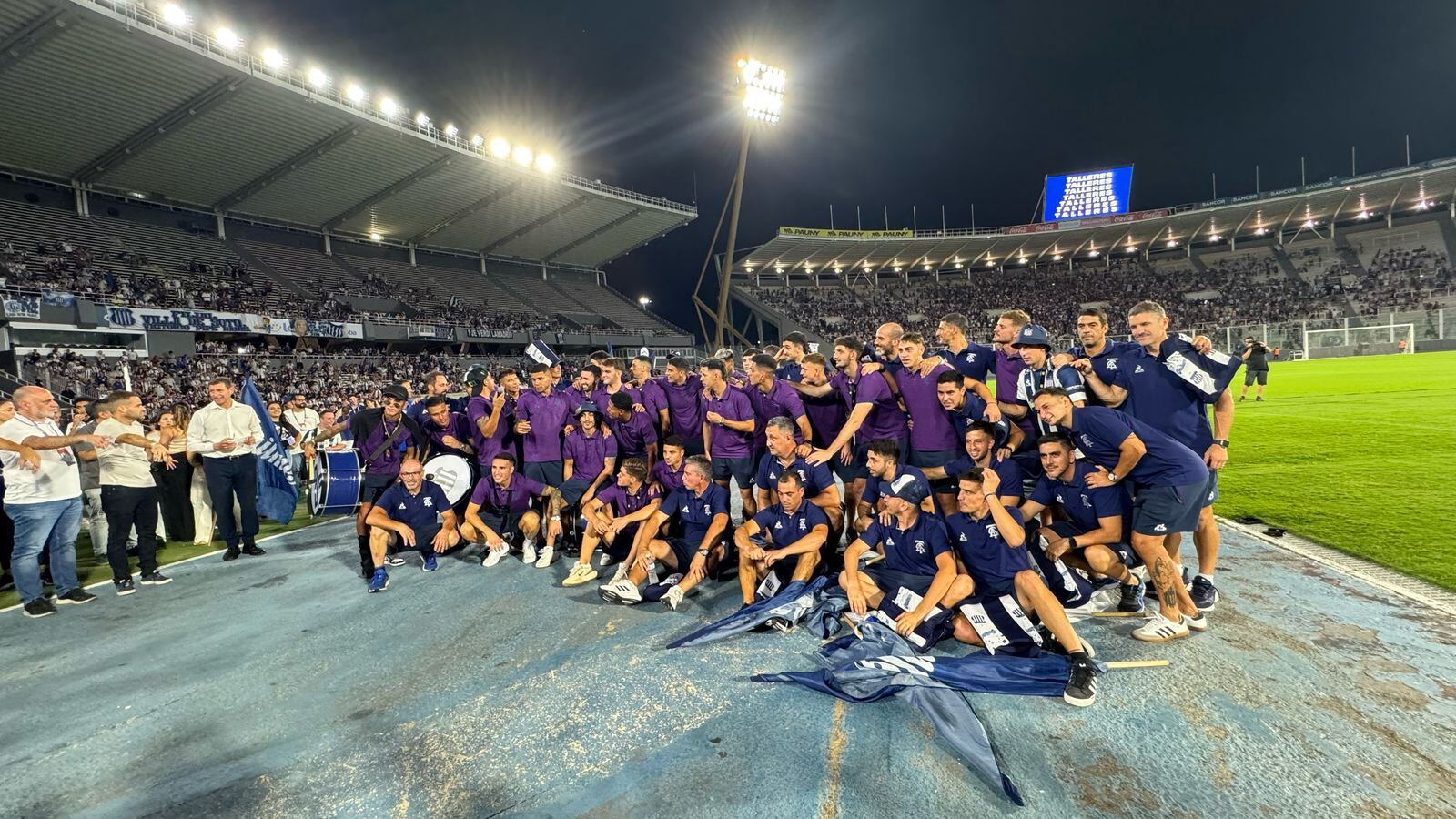 Los jugadores de Talleres celebran el título. (La Voz).