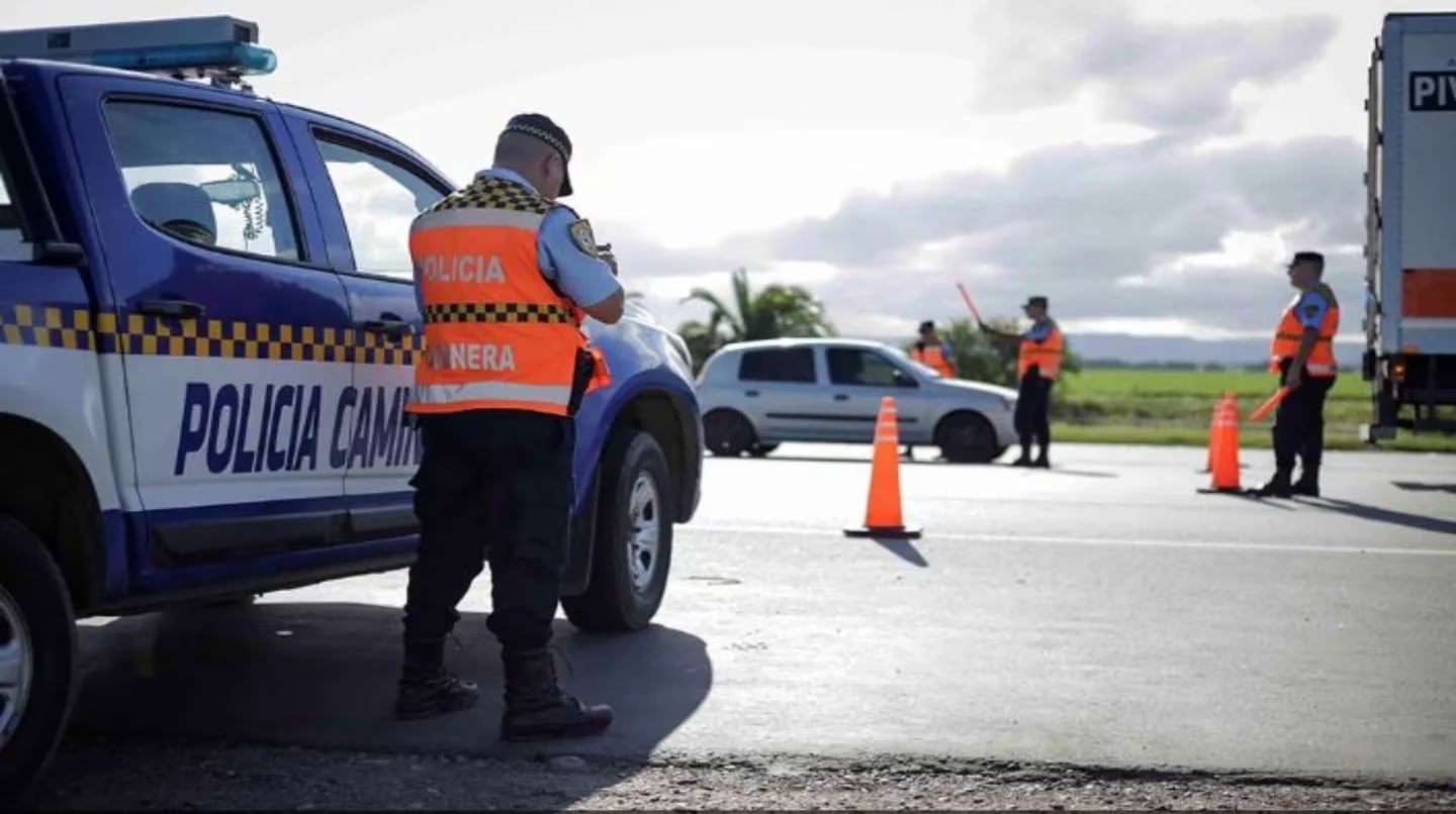 La Policía Caminera lo detuvo el martes por la mañana por no circular con las luces bajas encendidas. 