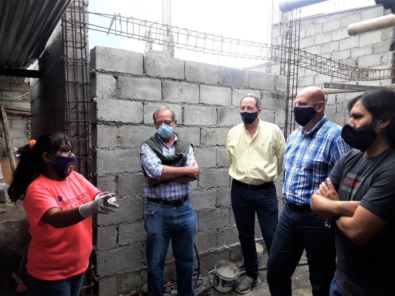 Miembros de la comisión directiva de CaPYME Jujuy durante su visita al merendero del asentamiento "16 de Mayo".