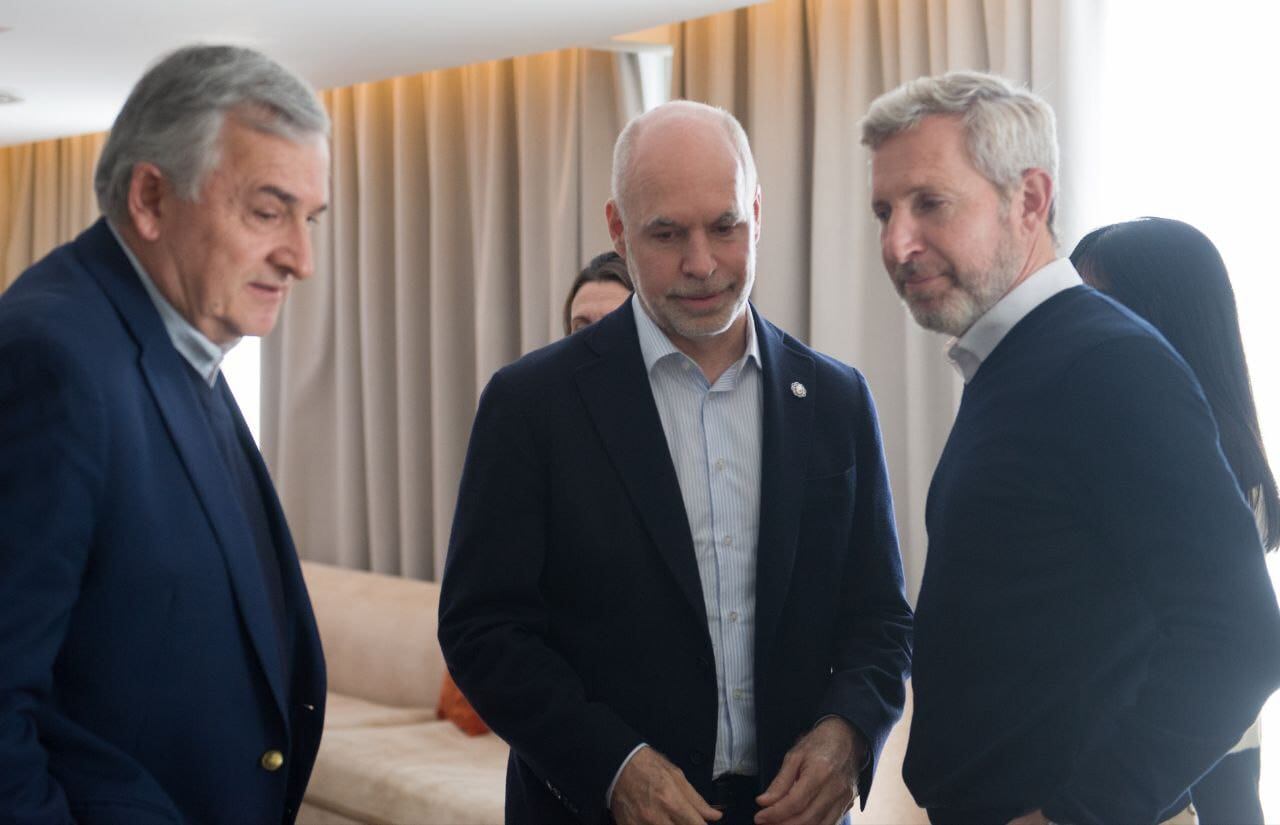 Los precandidatos de Juntos por el Cambio Gerardo Morales, Horacio Rodríguez Larreta y Rogelio Frigerio se encontraron en Paraná para la presentación de la propuesta "Los motores del crecimiento".