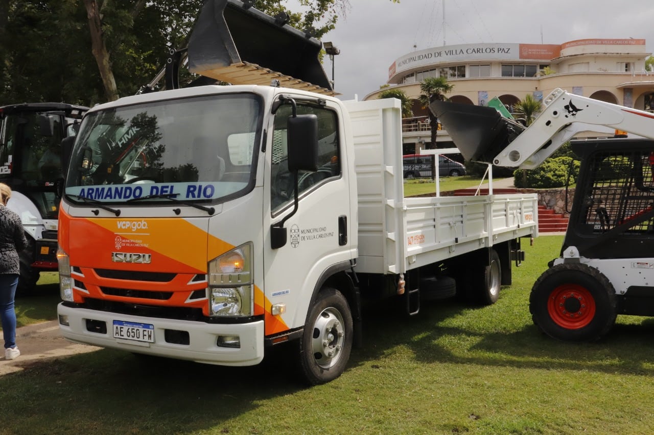 Un camión playo carrozado Izuzu, también una mini cargadora Bobcat 650, y una retro pala Hidro Marc 4x4.