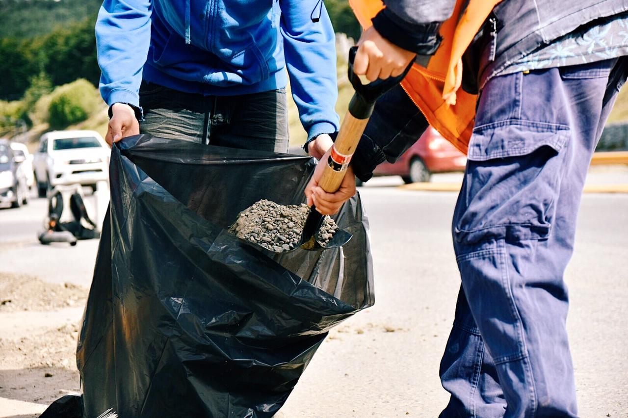 Comenzaron los trabajos de demarcación de la avenida Héroes de Malvinas en toda su extensión, que realizan de manera conjunta la Municipalidad de Ushuaia y Vialidad Nacional.