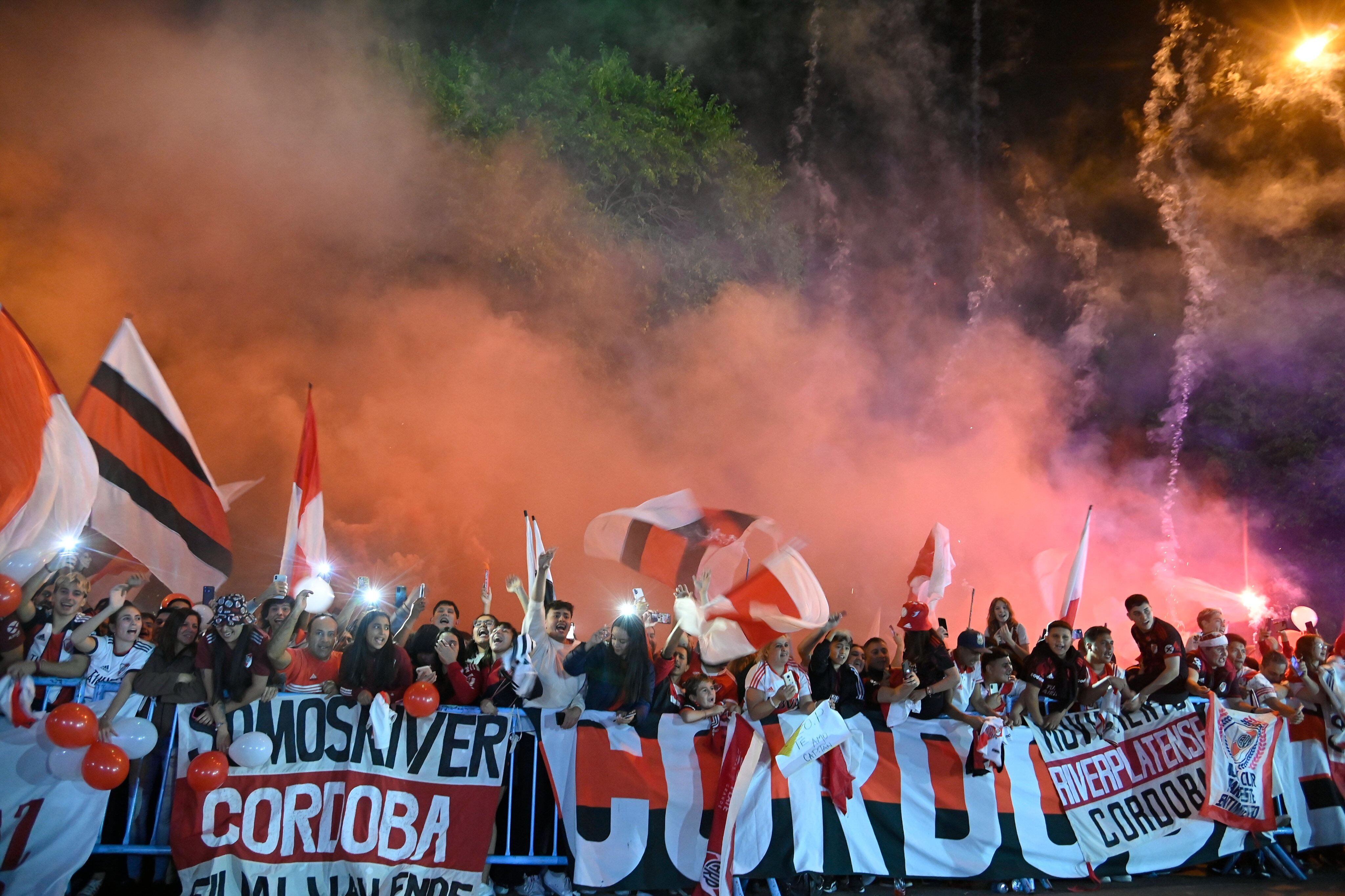 Una multitud en la bienvenida a River, para el partido con Talleres.