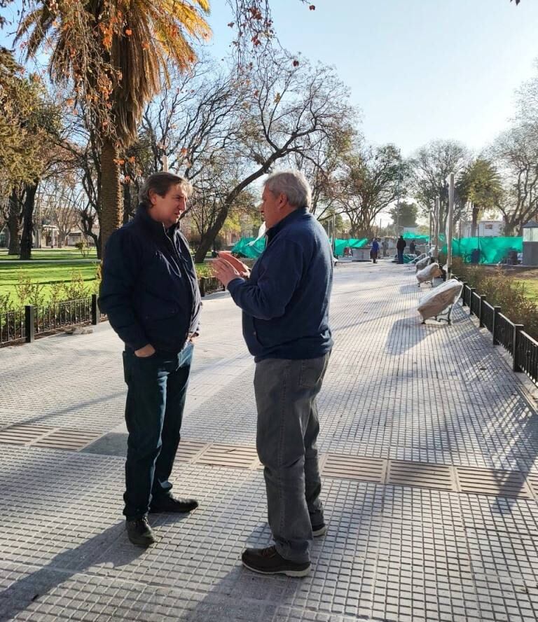 Emir Félix recorrió la plaza Independencia y confirmó que será inaugurada el sábado.