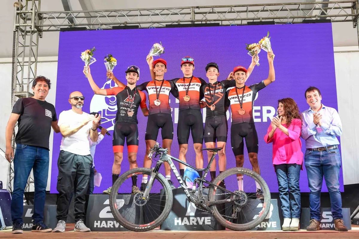 El podio de la modalidad Cross Country Olímpico e la categoría Elite masculino de la competencia que se corrió en el circuito montado en la Ciudad Cultural, en San Salvador de Jujuy.