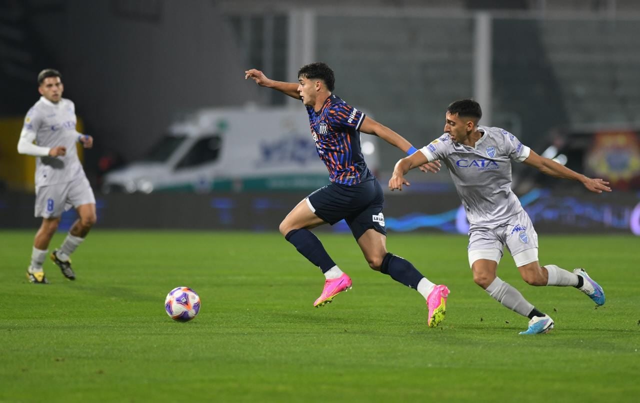 Ramón Sosa, de Talleres, salió lesionado en el primer tiempo del partido con Godoy Cruz en el estadio Mario Alberto Kempes. (Facundo Luque / La Voz)