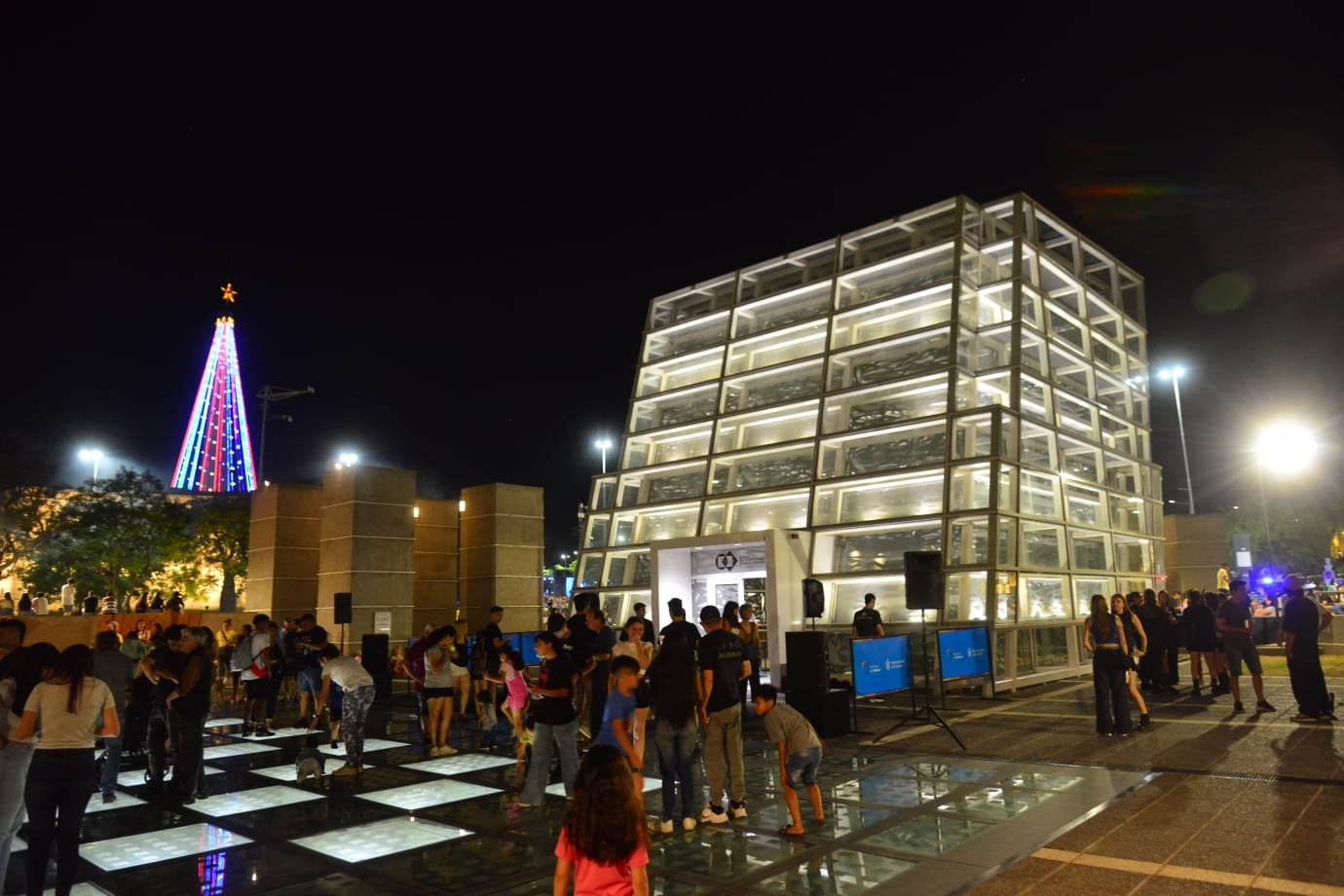 Como cada año, ya brilla el árbol de Navidad en el Faro del Bicentenario. (Nicolás Bravo / La Voz)