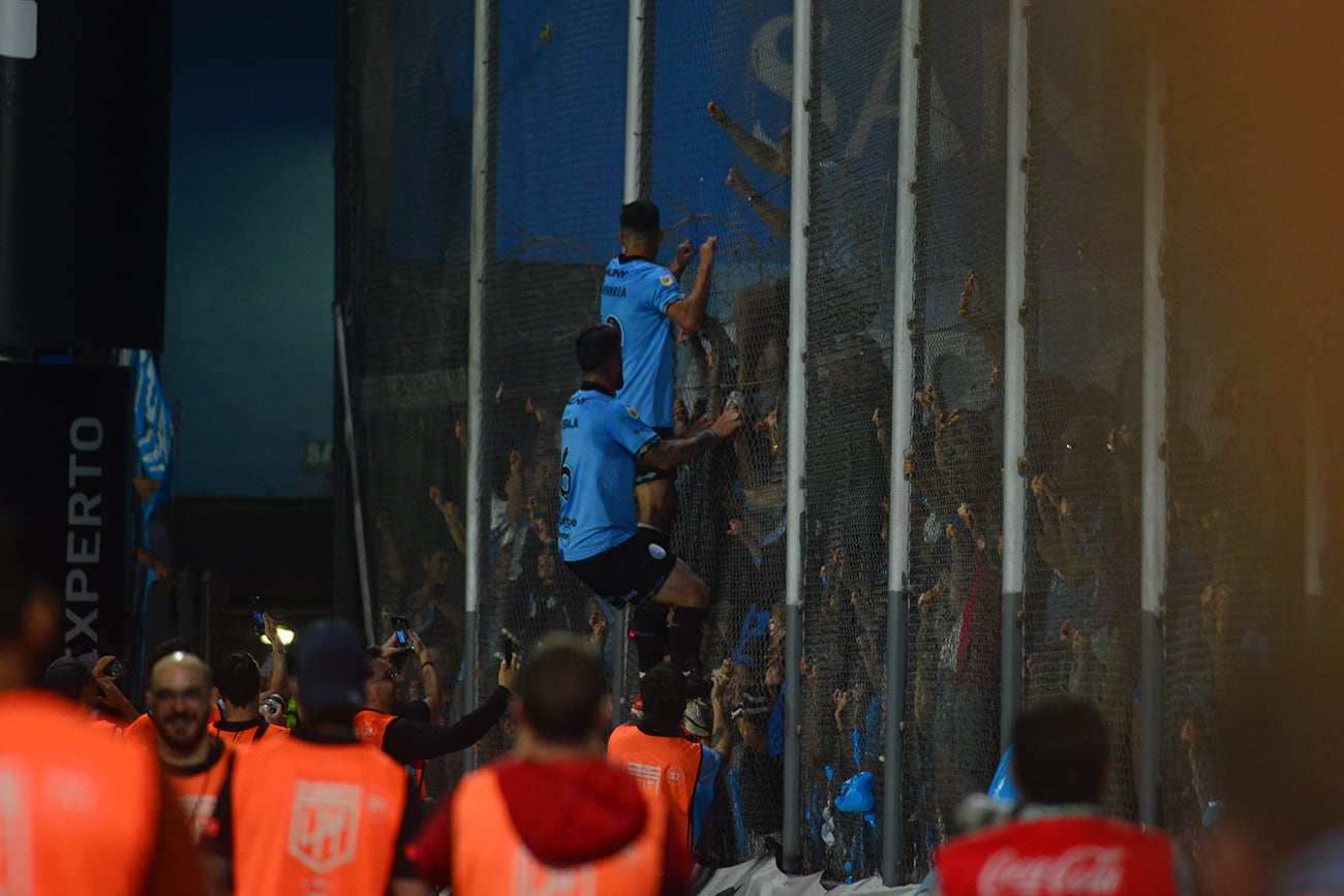 Pablo Chavarría puso el 3-1 de Belgrano ante Instituto, en Alberdi, por Liga Profesional. (Nicolás Bravo / La Voz)