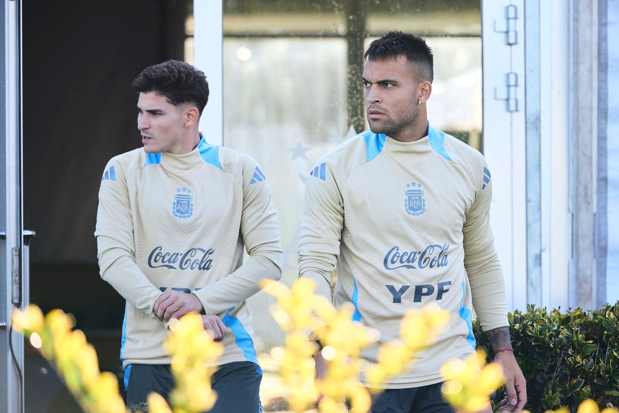 Julián Álvarez y Lautaro Martínez, delanteros de la selección argentina, en el predio de la AFA en Ezeiza. (Prensa Argentina)