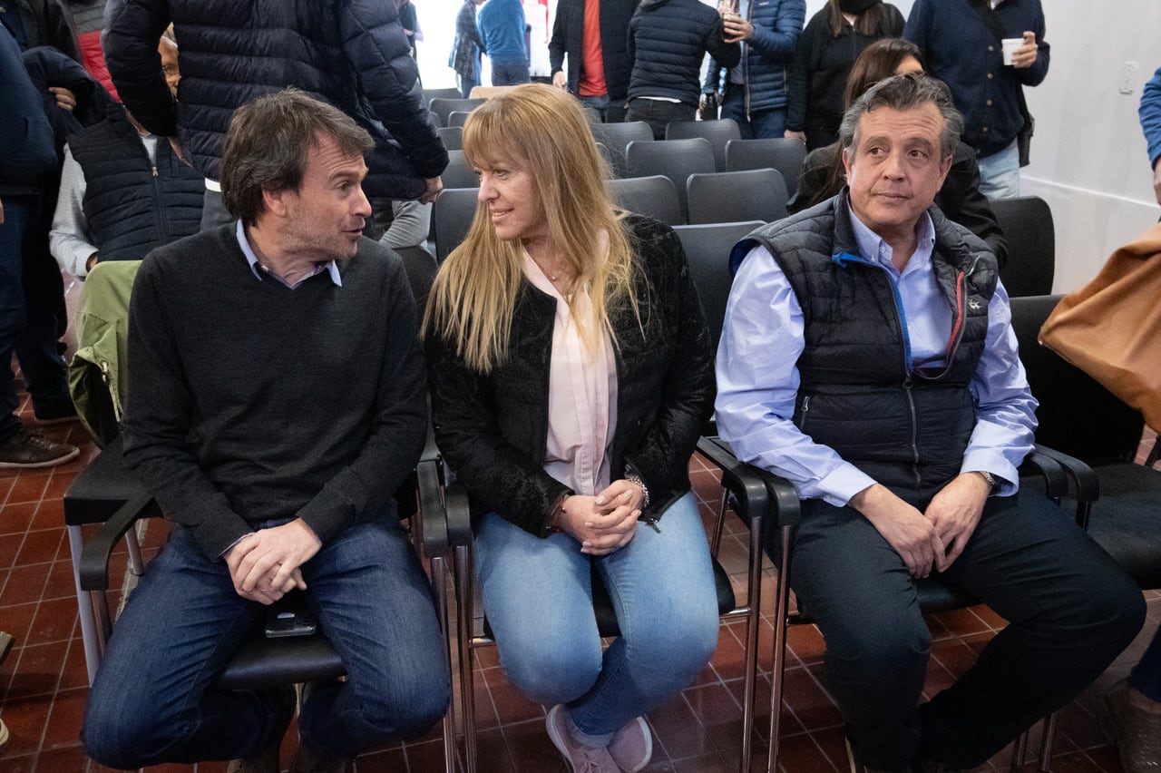 Cambia Mendoza 
En el comité radical de calle Alem se anunciaron los integrantes de las listas a Diputados Nacionales.
Estuvieron presentes el gobernador de Mendoza Rodolfo Suarez, Alfredo Cornejo, Hebe Casado, Lisandro Nieri, Patricia Gimenez, Hebe Vázquez Vieira y Pablo Zapata.  

Foto: Ignacio Blanco / Los Andes