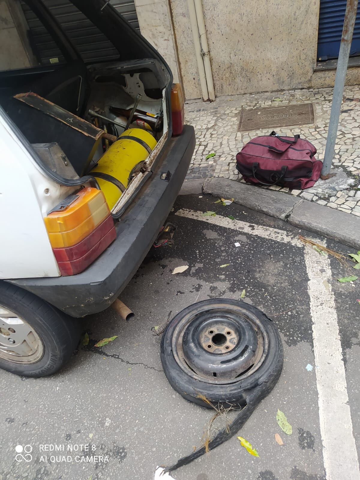 Reventado. Así quedó el neumático del Fiat Uno.