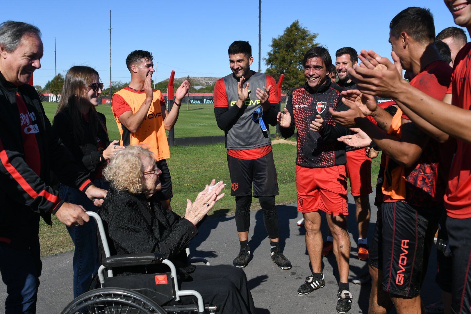 La familia de la abuela hincha de Newell's la acompañó al predio de Bella Vista.