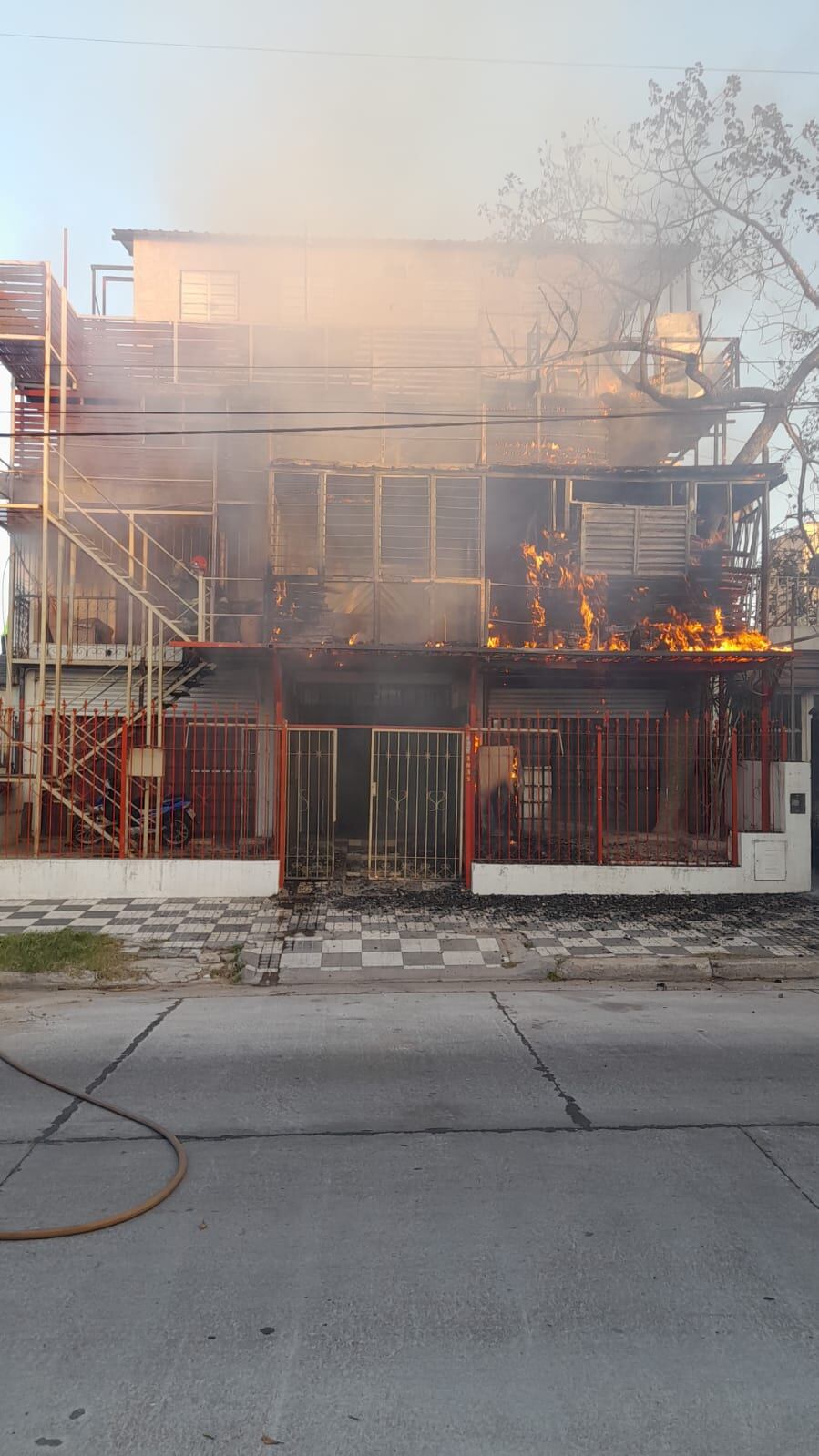 Fuego. 15 personas debieron ser evacuadas tras el incendio de un complejo de departamentos en barrio Maipú 2