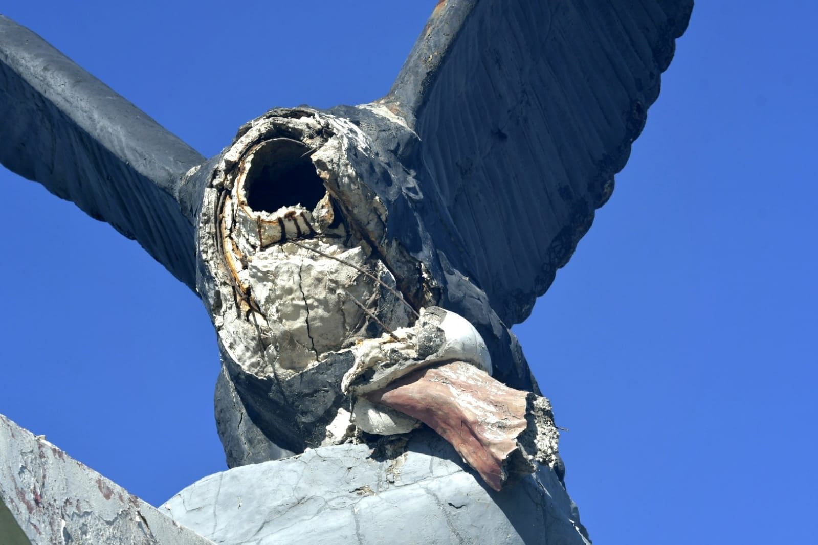 Así quedó el monumento del cóndor decapitado. Un tuitero publicó una foto de la cabeza del monumento del cóndor y dijo que la tiene consigo. Foto: Orlando Pelichotti / Los Andes.