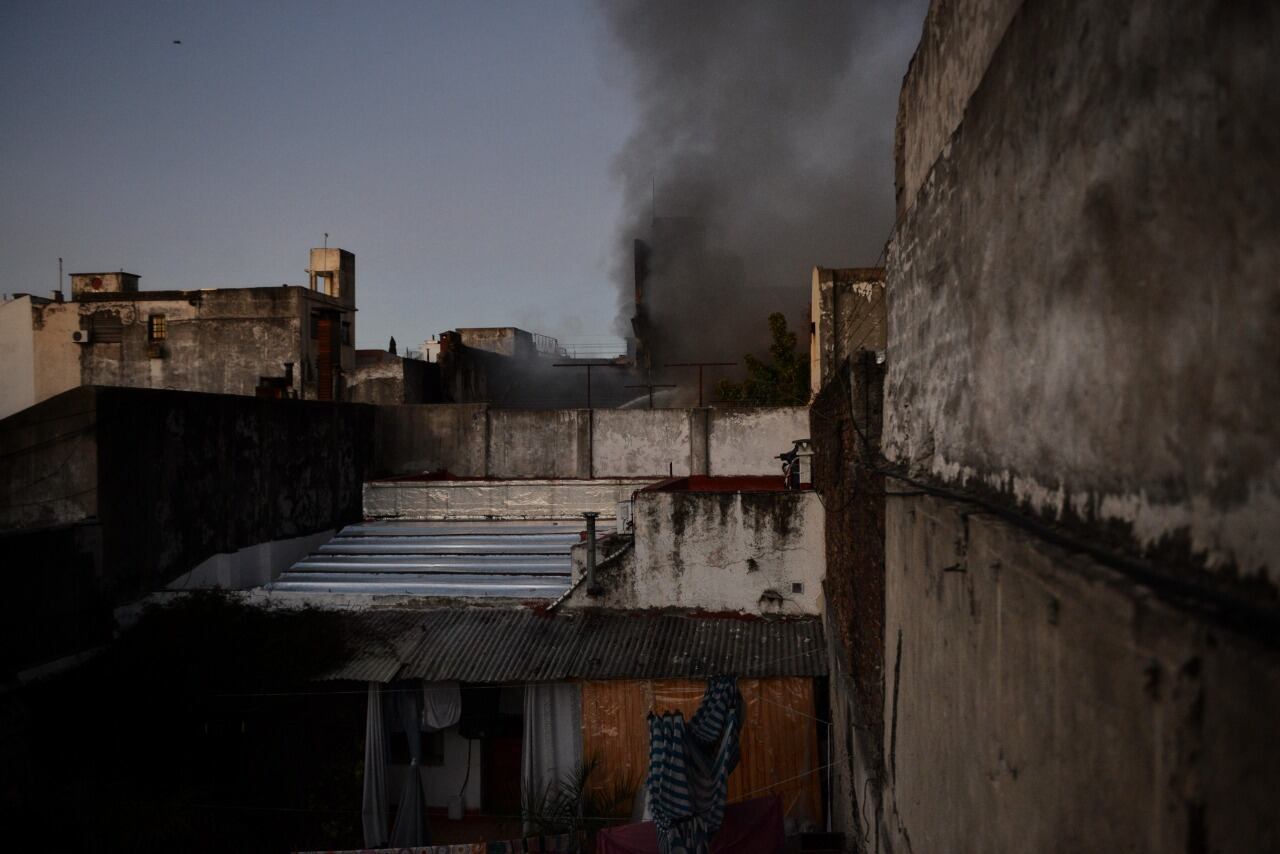 Incendio en Barracas. (Foto: Clarín)