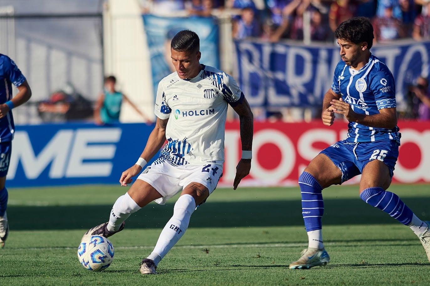 Juan Camilo Portilla en el partido en el que jugó Talleres en Mendoza visitando a Godoy Cruz  por la fecha 3 del Apertura 2025