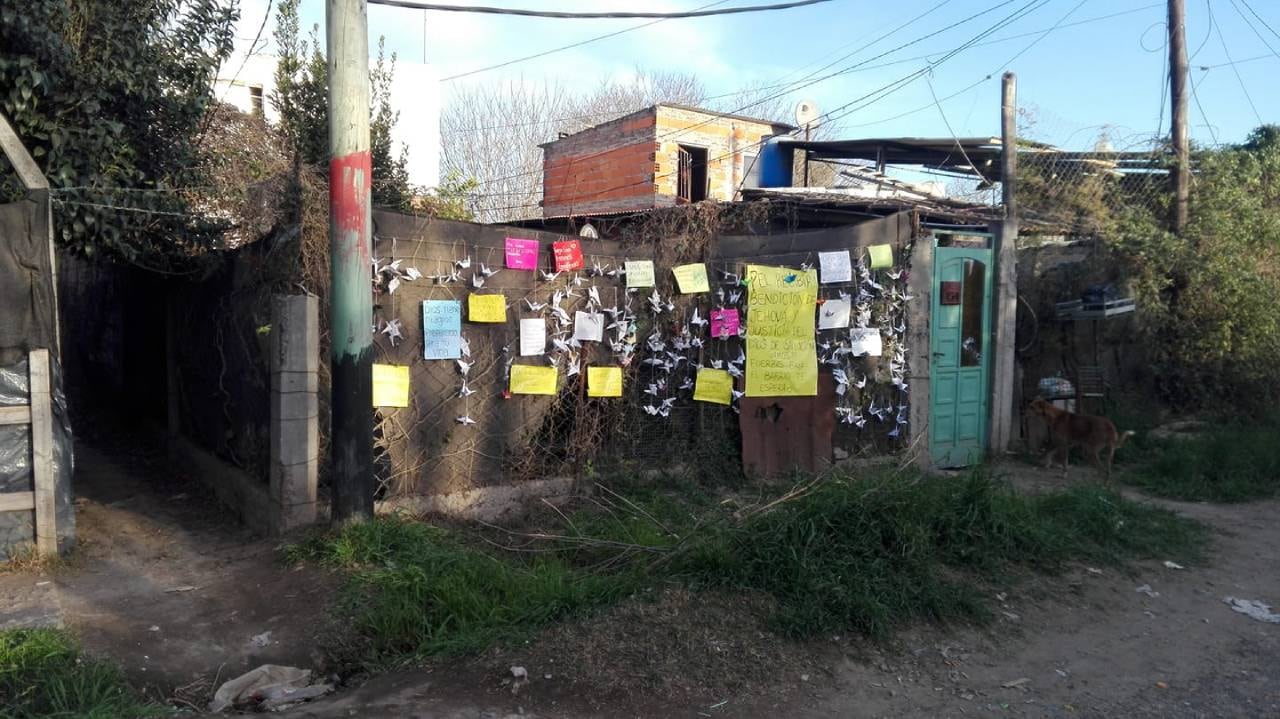 En el barrio de "Kone" habían colgado grullas y mensajes de apoyo hacia su familia a la espera de su recuperación.