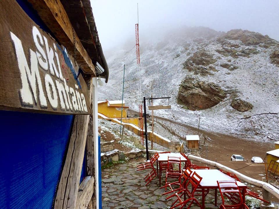 Una nevada tardía en Vallecitos cubrió de blanco el paisaje a un mes y medio del comienzo del verano.