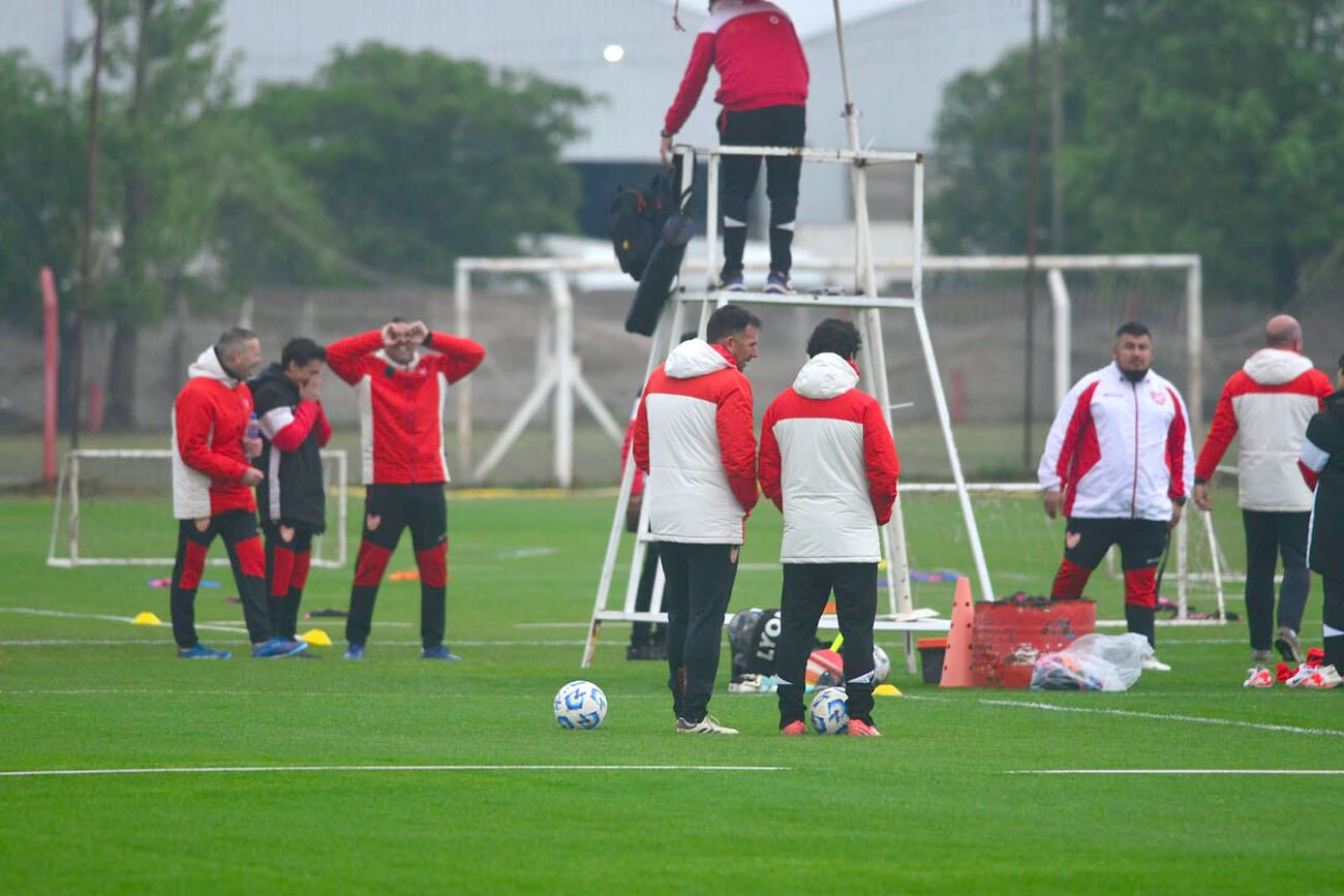 El plantel albirojo trabaja en doble turno hasta el sábado, ya que por la fecha Fifa no habrá partidos en la LPF. La Gloria volverá a jugar el domingo 20 cuando visite a Estudiantes de La Plata. (Nicolás Bravo)