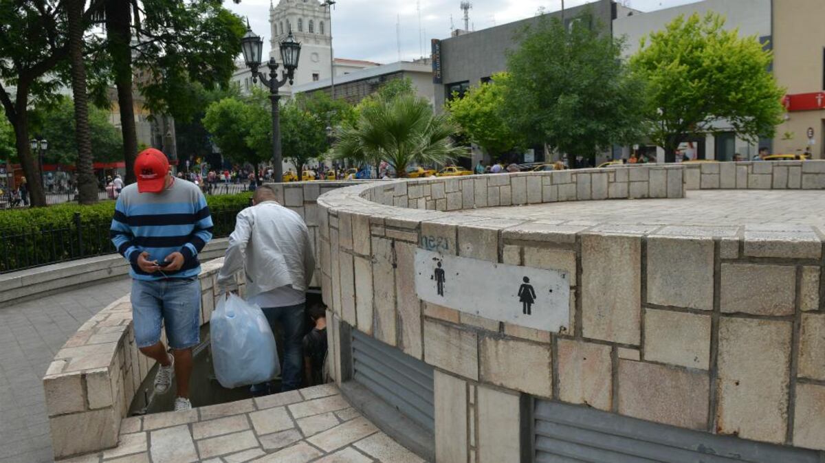 Baños rotos en la Plaza San Martín: pañales, telas y toallitas femeninas entre las causas