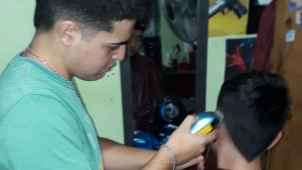 Joven maipucino vendió sus patinetas para pagar sus estudios y ahora tiene una peluquería