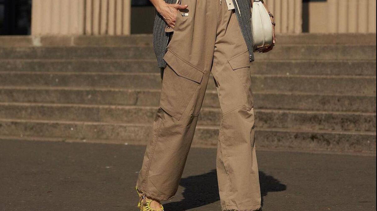 Pantalones cargo: el must de este 2023 al que ya se sumaron Shakira y Wanda Nara