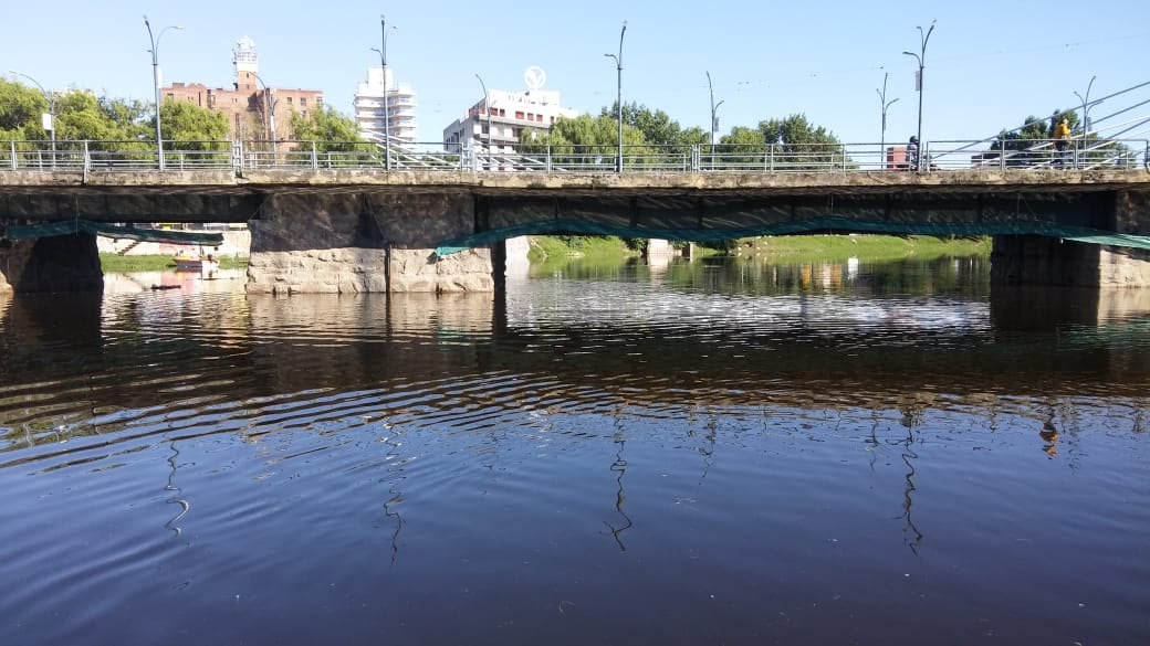 Colocaron redes en los puentes de Carlos Paz para contener las algas y la basura que termina en el lago San Roque.