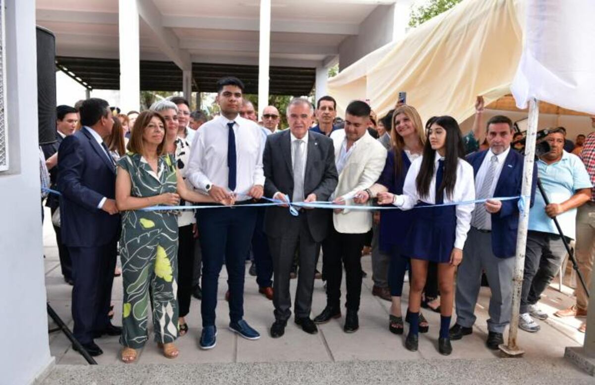 El gobernador inauguró importante obra en la escuela de Mancopa