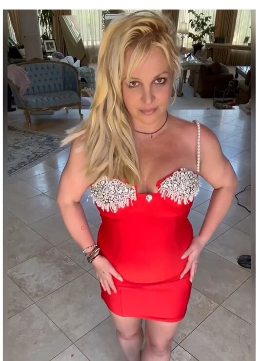 Puro fuego: Britney Spears cautivó Instagram con un vestido rojo pasión